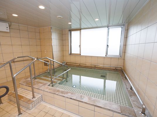 広々とした浴室施設