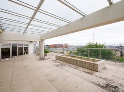 屋根付きの広々テラス