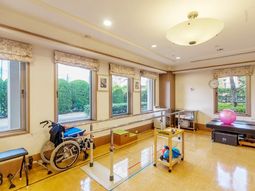 機能訓練用具が並ぶ部屋