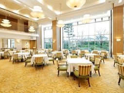 広々とした明るい食堂