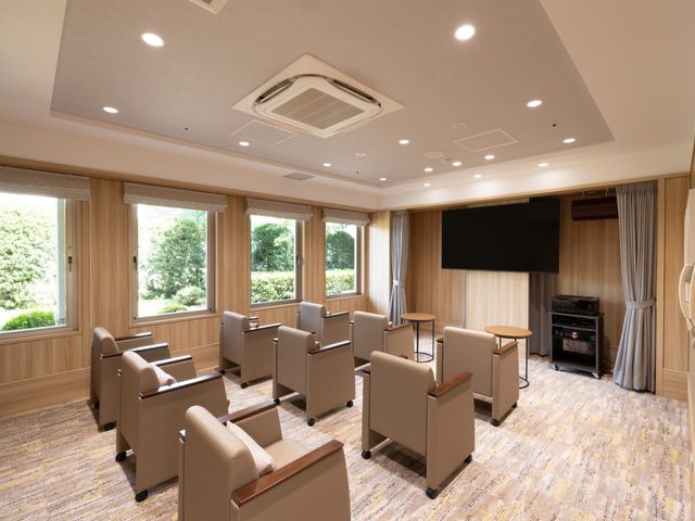 窓のある落ち着いた部屋 シアタールーム 自然光が差し込む快適なシアタールームです。ゆったりとした椅子で映画鑑賞を楽しめます。