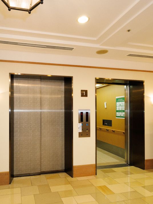 清潔な廊下のエレベーター