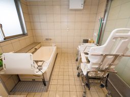 バリアフリー設計の浴室