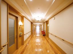 明るく長い廊下