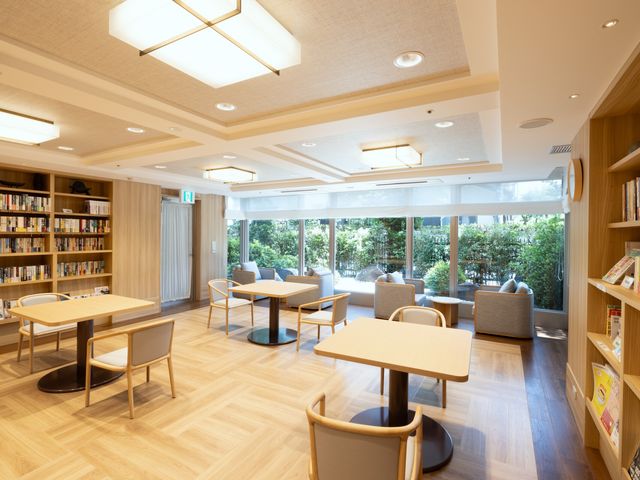 自然光が入るラウンジ ラウンジ 広々としたラウンジは、自然光がたっぷりと差し込み、くつろぎの時間を提供します。