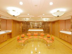 暖色調の明るいダイニング