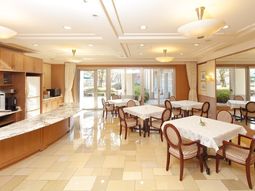 明るい食堂空間