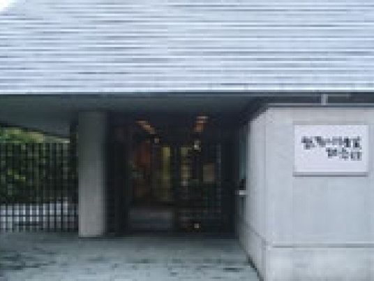 建物の正面玄関  