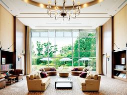 明るいラウンジの風景