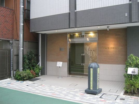 施設の正面入口  