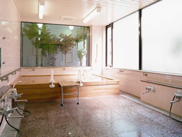 広々とした明るい浴室 大浴場 床に滑りにくい工夫がされた清潔感のあふれる浴室です。手すり付きの大きな浴槽で、快適な入浴が可能です。