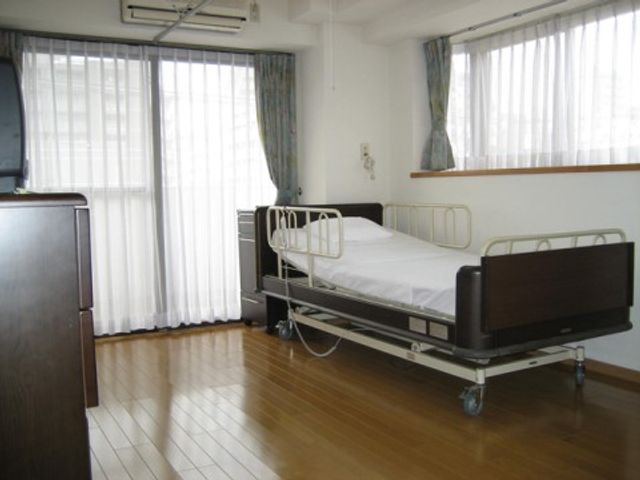 明るい居室の一例 居室 床の光沢が美しい個室です。大きな窓からは日の光が差し込み、清潔感のあふれる空間が広がっています。