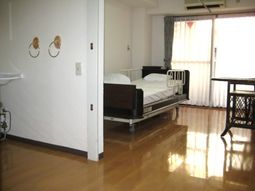 明るい居室の様子