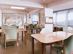 明るい食堂の内観