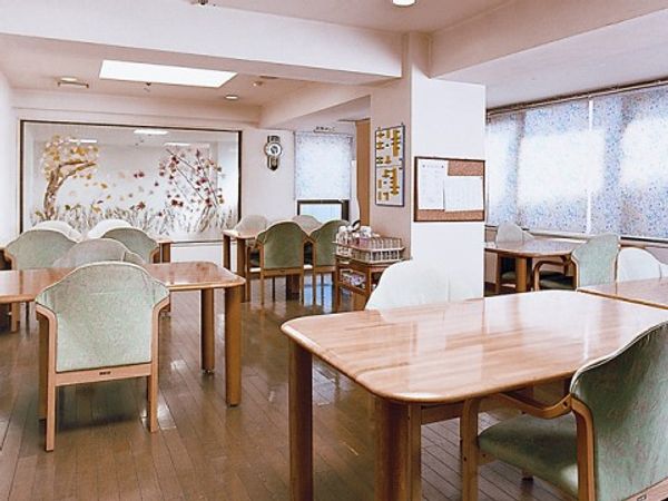 明るい食堂の内観