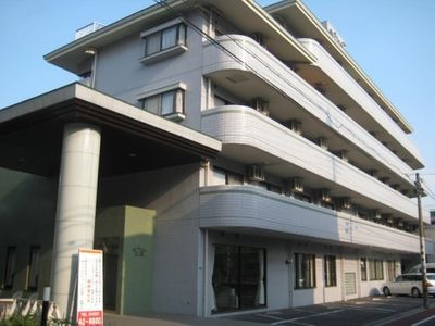 白基調の建物外観