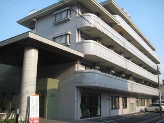 白基調の建物外観