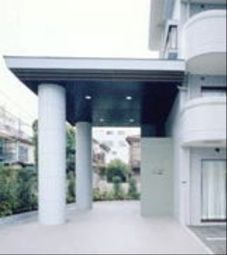 明るい建物のエントランス