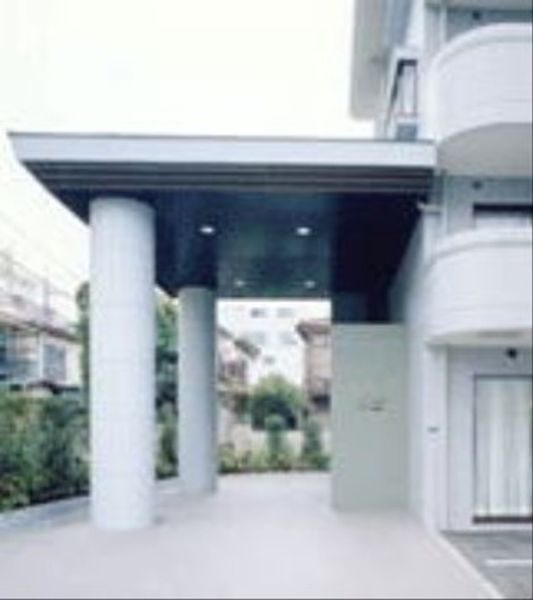明るい建物のエントランス