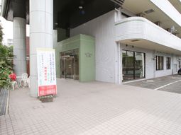 白い建物の入り口エリア