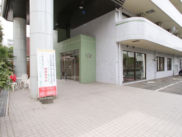 白い建物の入り口エリア