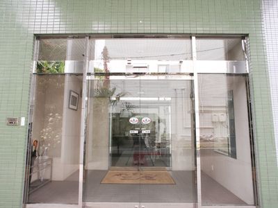 ガラス張りの明るいエントランス