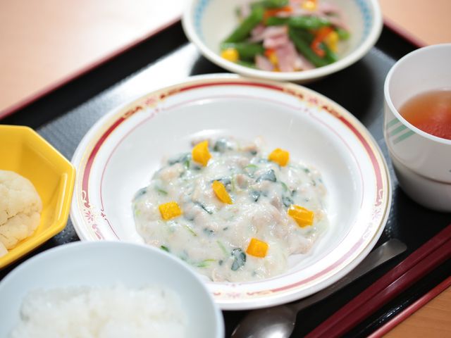 栄養バランスの取れた食事 食事 彩り豊かな食事は栄養のバランスが考えられ、毎日の健康をサポートします。お食事の時間も、楽しみの一つです。