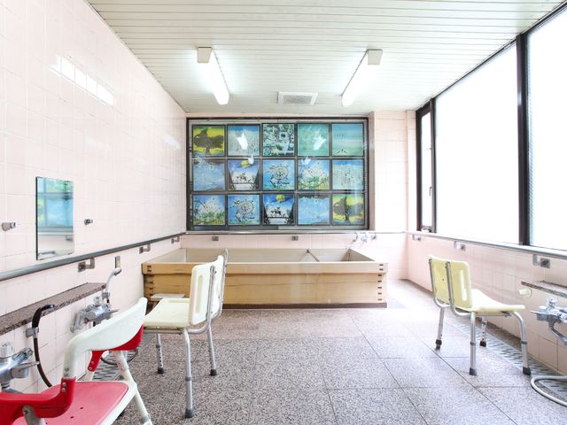 明るい清潔な浴室 浴室 床に滑りにくい素材を使用した、バリアフリー設計の浴室です。手すりや座浴椅子も完備され、安心してご使用いただけます。