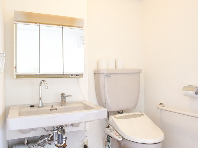手すり付き清潔なトイレ トイレ 手すりや温水洗浄便座を備えたトイレは、安心してご利用いただける配慮がされています。