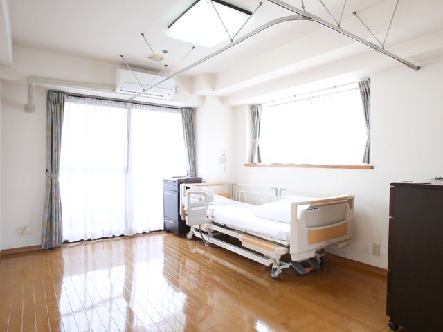 明るく広々した居室 居室 天井が高く、日当たりの良い、ゆったりとした居室です。落ち着いた色合いで、プライベートな時間を快適にお過ごしいただけます。