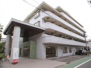 白い建物のエントランス