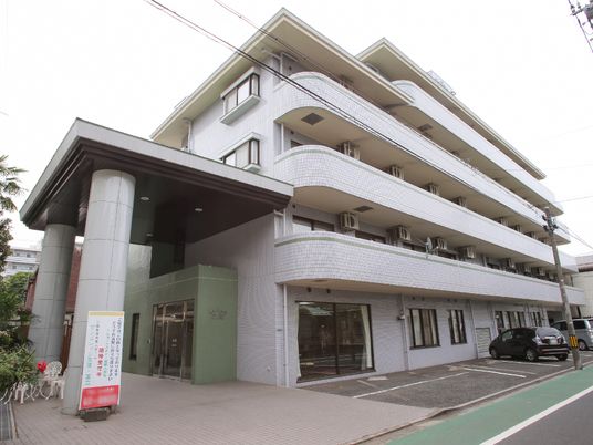 白い建物のエントランス