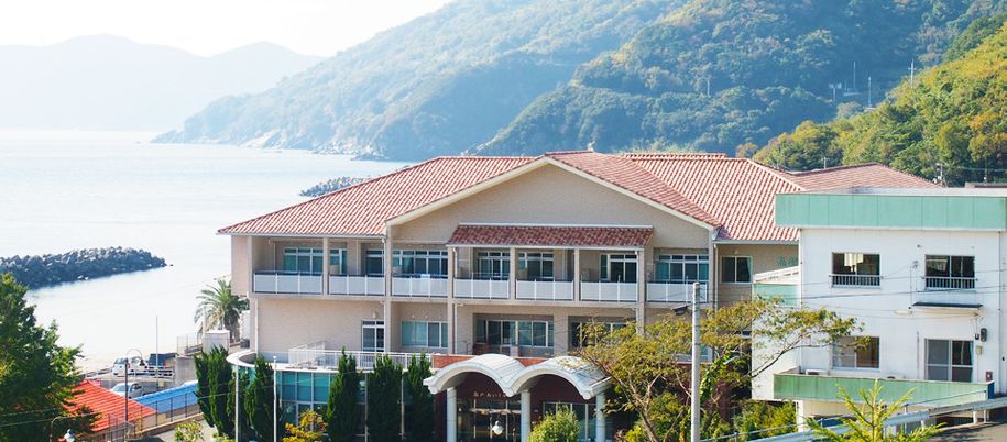 静かな海沿いの外観