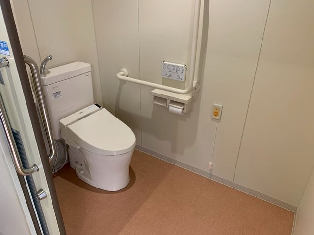 バリアフリートイレ トイレ 手すりが設置されたトイレは、安全で快適にお使いいただけます。清潔感あふれる空間です。
