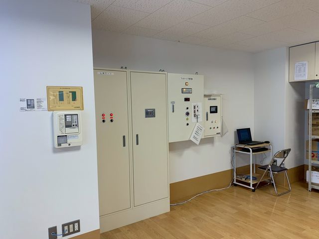 設備が整った機械室 機能訓練室 技術的設備のある空間です。快適な作業環境を提供しています。