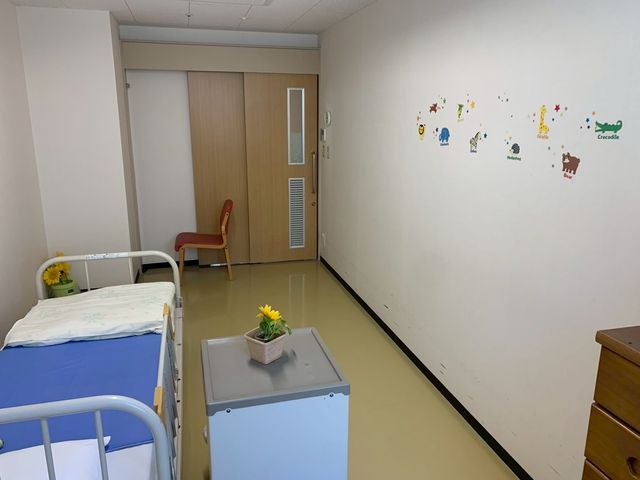 静かな居室 居室 ナチュラルな壁に動物のイラストが飾られた、安らぎを感じる空間です。