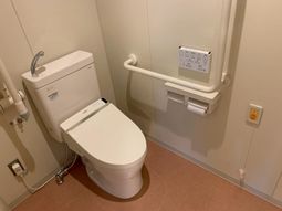 手すりのある空間トイレ
