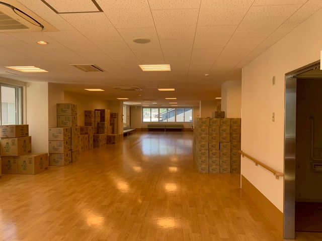 自然光の入る廊下 廊下 広々とした空間の廊下は、自然光で明るく快適です。段ボールが整然と積まれています。