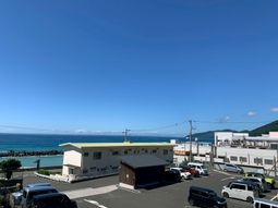 広い駐車場と海