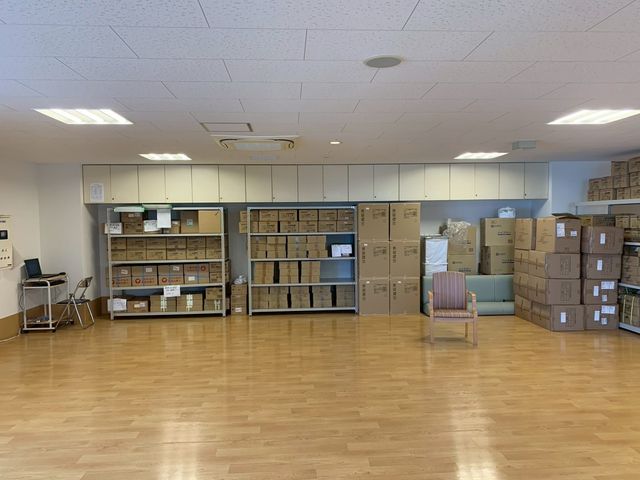 収納スペースの室内 内観 広々とした収納スペースで、物品が整理整頓されています。就業環境の整った職場です。