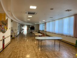 光が差し込む廊下