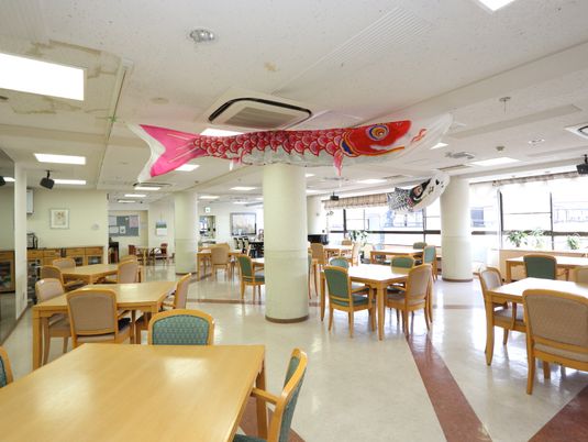 広々とした明るい食堂