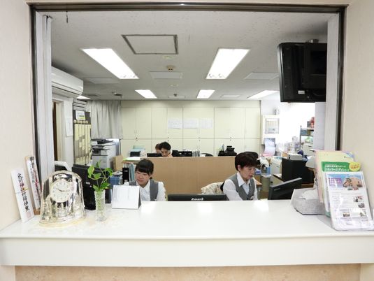 スタッフ作業する事務所風景