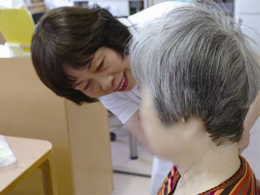 笑顔交わすケアスタッフ