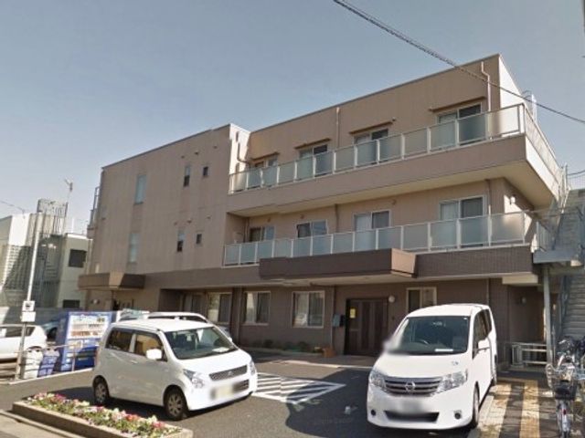 建物の正面外観 外観 広々とした入り口が迎える明るい建物です。安心の職場環境をお求めの方に適した施設です。