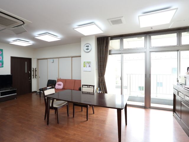 共有スペースの部屋 憩いのスペース 広々とした多目的室が日当たり良好で、温かみのある木目の床が特徴です。様々なレクリエーション活動にご利用いただける充実の空間です。