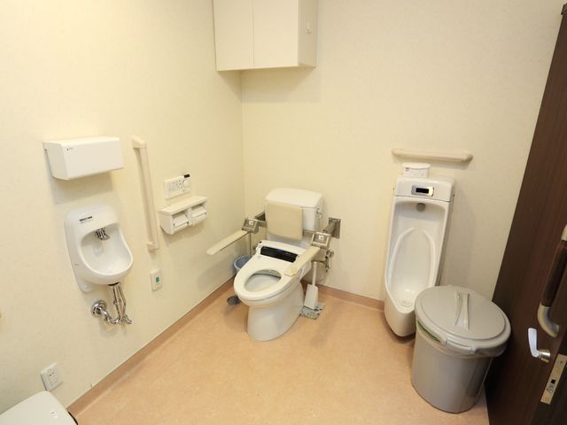 バリアフリートイレ 広々と、使い勝手の良いトイレ 手すり付きで安全に配慮された清潔なトイレ空間です。利用者の快適性と利便性を重視した設計になっています。