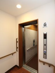 エレベーター前の通路