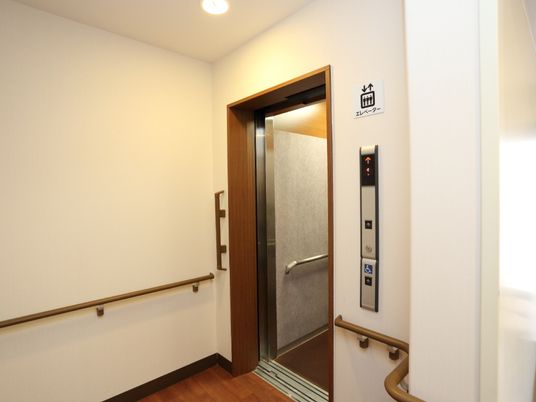 エレベーターの操作パネルはボタンが大きく、簡素にレイアウトされ、歩行器や車いすを利用する入居者など誰にでも使いやすい。