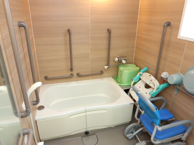 バリアフリー設計の浴室 浴室 安全に配慮されたバリアフリー設計の浴室です。手すりやシャワーキャリーが完備されており、利用者の快適な生活をサポートします。